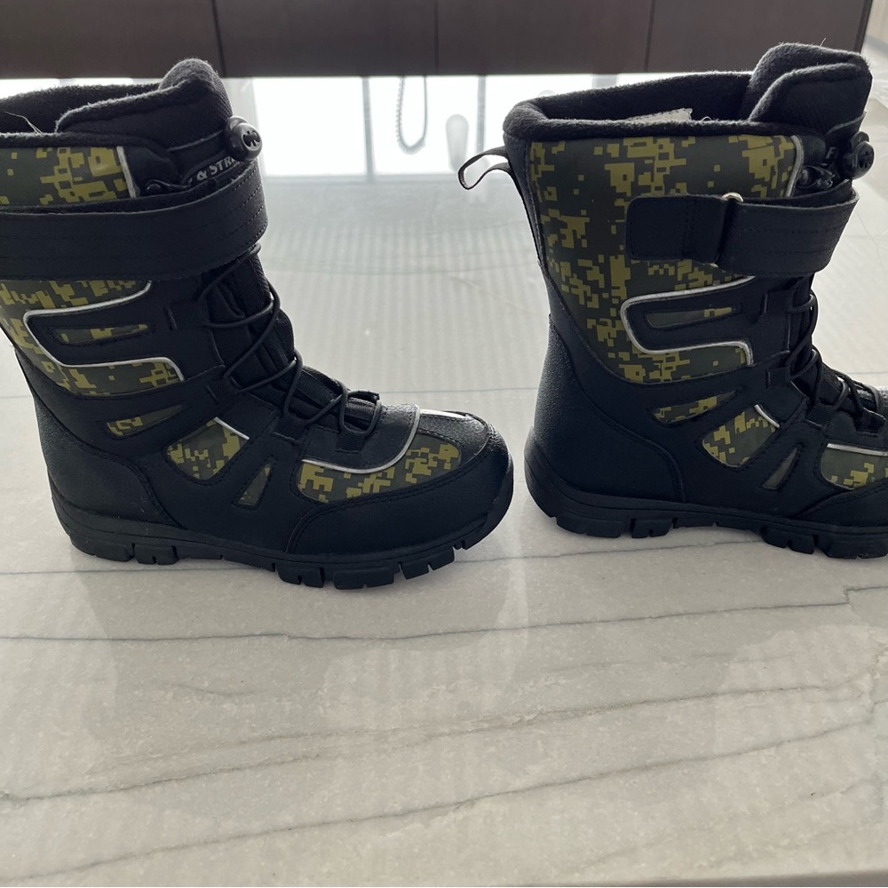 Designer winter boots for big boy. Brand new. Good for skiing.